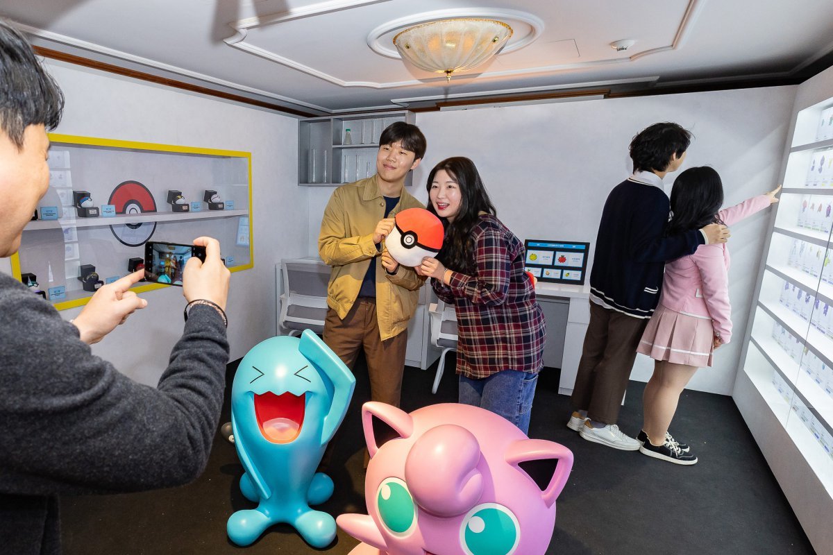 롯데월드 어드벤처의 포켓몬 협업 축제의 새 프로그램 ‘스프링캠프 미션투어’ 코스로 매직캐슬 2층에 조성한 ‘포켓몬 연구실’ 사진제공|롯데월드