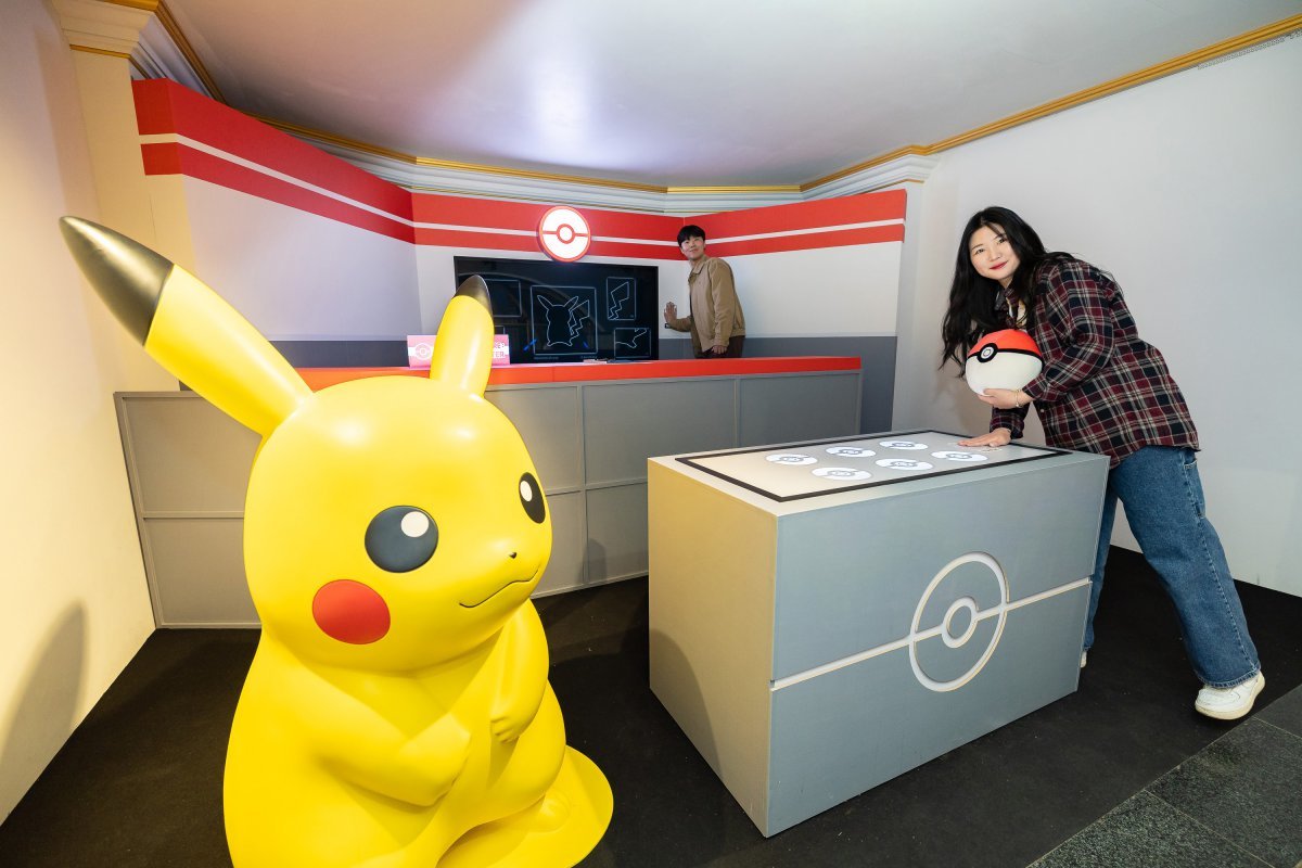 롯데월드 어드벤처의 포켓몬 협업 축제의 새 프로그램 ‘스프링캠프 미션투어’ 코스로 매직캐슬 2층에 조성한 ‘포켓몬 센터’ 사진제공|롯데월드