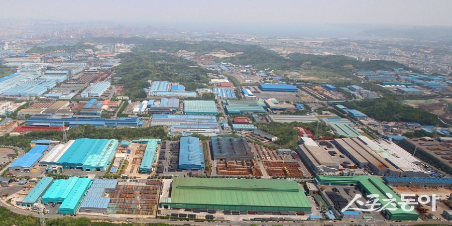 최근 포항시의회 차원에서 포항환경출장소 재설치문제가 거론되고 있으나 시기적으로 현실성이 떨어진다는 지적이다. 사진은 포항철강공단 전경. 사진제공ㅣ포항철강관리공단