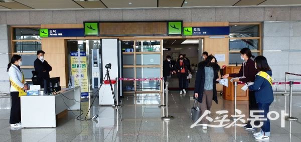 포항시가 포항공항에서 홍역 예방을 홍보하고 있다. 사진제공|포항시