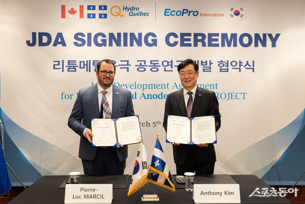 김윤태 에코프로이노베이션 대표(오른쪽)와 피에르 뤽 막실 하이드로퀘백 연구총책임자는 지난 5일 서울 인터콘티넨탈 호텔에서 ‘차세대 리튬메탈음극 공동개발’ 협약을 체결하고 있다. 사진제공ㅣ에코프로