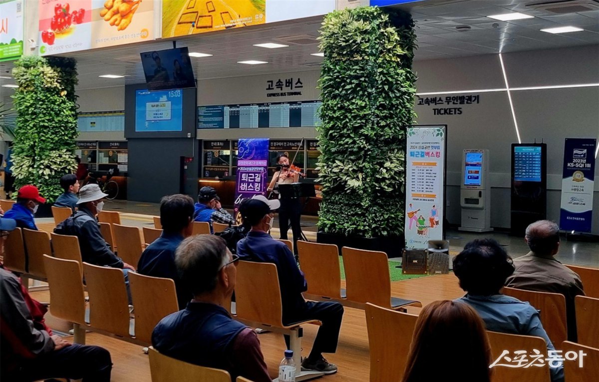 지난해 부산종합버스터미널 대합실에서 퇴근길 버스킹 공연을 감상하는 이용객의 모습. (사진제공=부산시설공단)