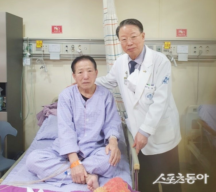 온종합병원 김동헌 병원장이 환자 김진동씨 진료 후 기념촬영을 하고 있다. (사진제공=온종합병원)