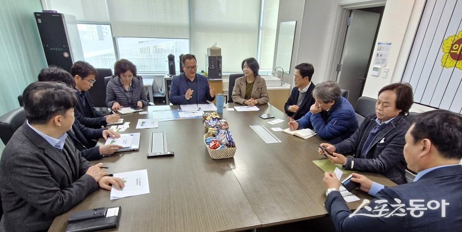 경기도의회 도시환경위원회 임창휘 의원(더불어민주당, 광주2)은 지난 10일 도시환경위원회 소회의실에서 물순환 도시 조성을 논의하기 위한 정담회를 개최했다. 사진제공|경기도의회