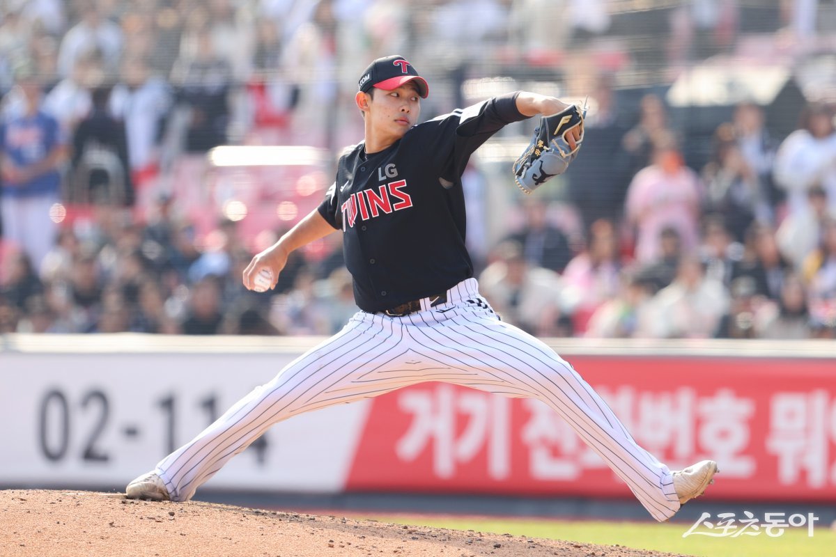 LG 김영우가 8일 시범경기 수원 KT전에 등판해 힘차게 공을 던지고 있다. 사진제공|LG 트윈스