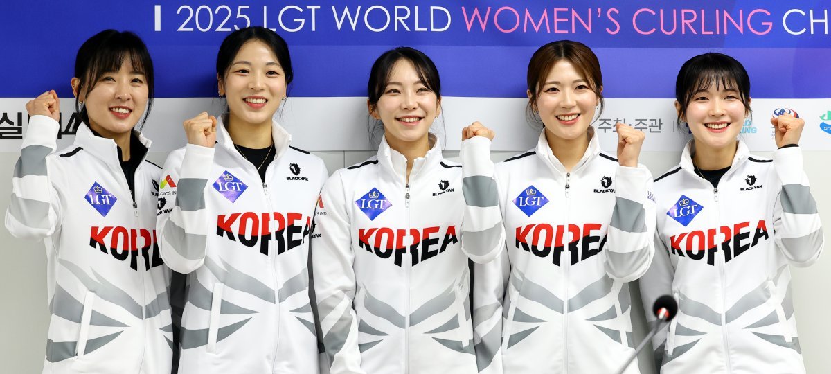12일 오전 서울 송파구 올림픽회관 신관 대회의실에서 열린 2025 LGT 세계 여자컬링 선수권대회 기자간담회에서 여자 컬링 대표팀 선수들이 기념 촬영을 하고 있다. 왼쪽부터 김은지 선수, 김민지 선수, 김수지 선수, 설예지 선수, 설예은 선수. 뉴시스