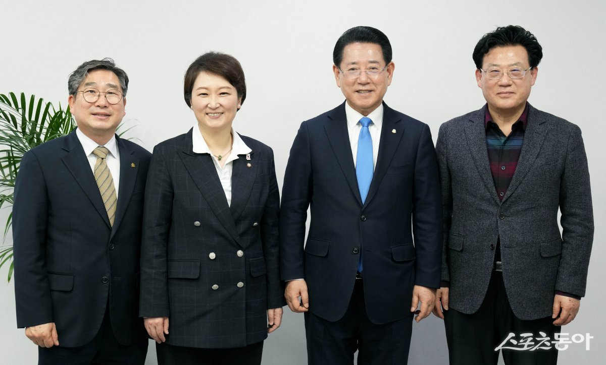 김영록 전라남도지사가 12일 서울 국회에서 이언주 더불어민주당 최고위원을 만나 도 현안 해결을 위해 국회 차원의 협조를 요청했다. 사진제공=전남도