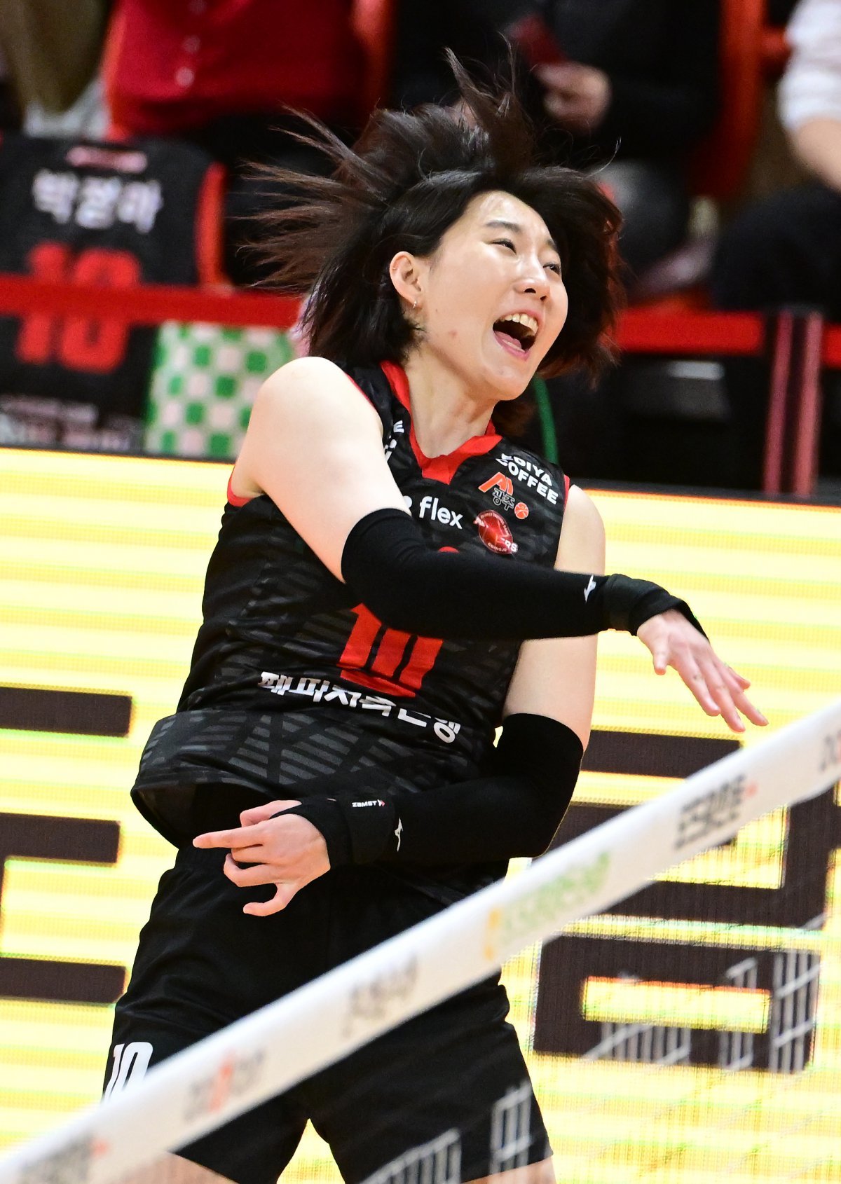 페퍼저축은행 에이스 박정아가 11일 광주페퍼스타디움에서 열린 흥국생명과 홈경기 도중 스파이크를 터트리고 있다. 사진제공|KOVO