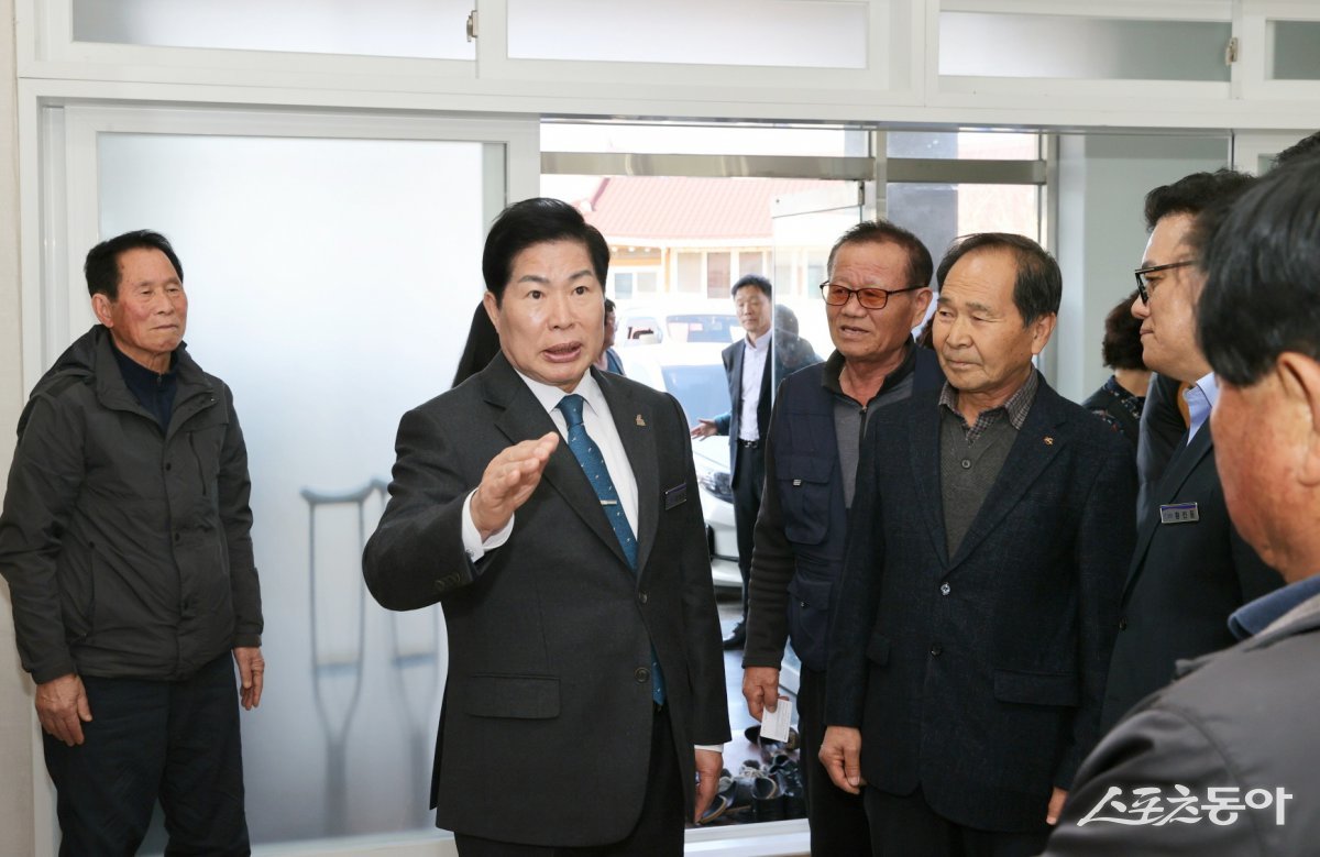 공영민 고흥군수가 지난 11일 금산면 상하촌 마을을 방문해 현장 지급 상황을 점검하고, 주민들에게 오는 6월까지 상품권 사용을 독려하고 있다. 사진제공=고흥군