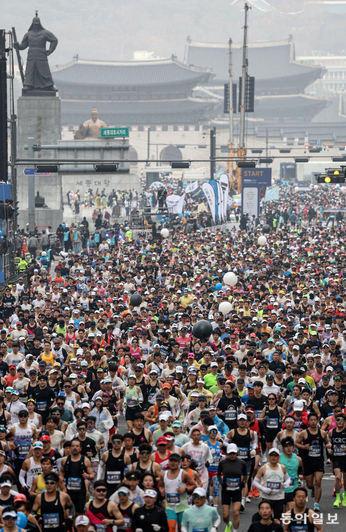 지난해 3월17일  열린 ‘2024 서울마라톤’에서 선수들이 힘차게 출발하고 있다. 올해 대회는 역대 최대 규모인 4만여 명이 참가해 ‘서울의 봄’을 달릴 예정이다. 스포츠동아 DB