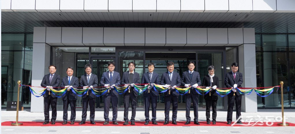 12일 포스코인재창조원 포항캠퍼스 덕우관에서 열린 시설개선 준공식에서 참석자들이 테이프 커팅을 하고 있다. 사진제공ㅣ포스코