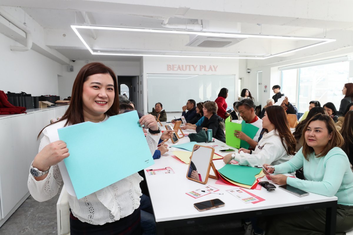 한국을 찾은 태국여형업협회 관계자들의 퍼스널 컬러 체험         사진제공 ｜한국관광공사