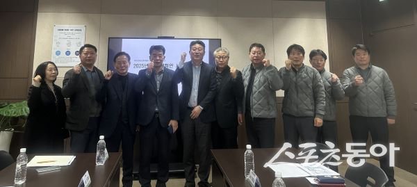 포항시가 12일 포항영일신항만㈜에서 경상북도와 PICT 관계자 간 간담회를 가진 후 기념촬영을 하고 있다. 사진제공|포항시