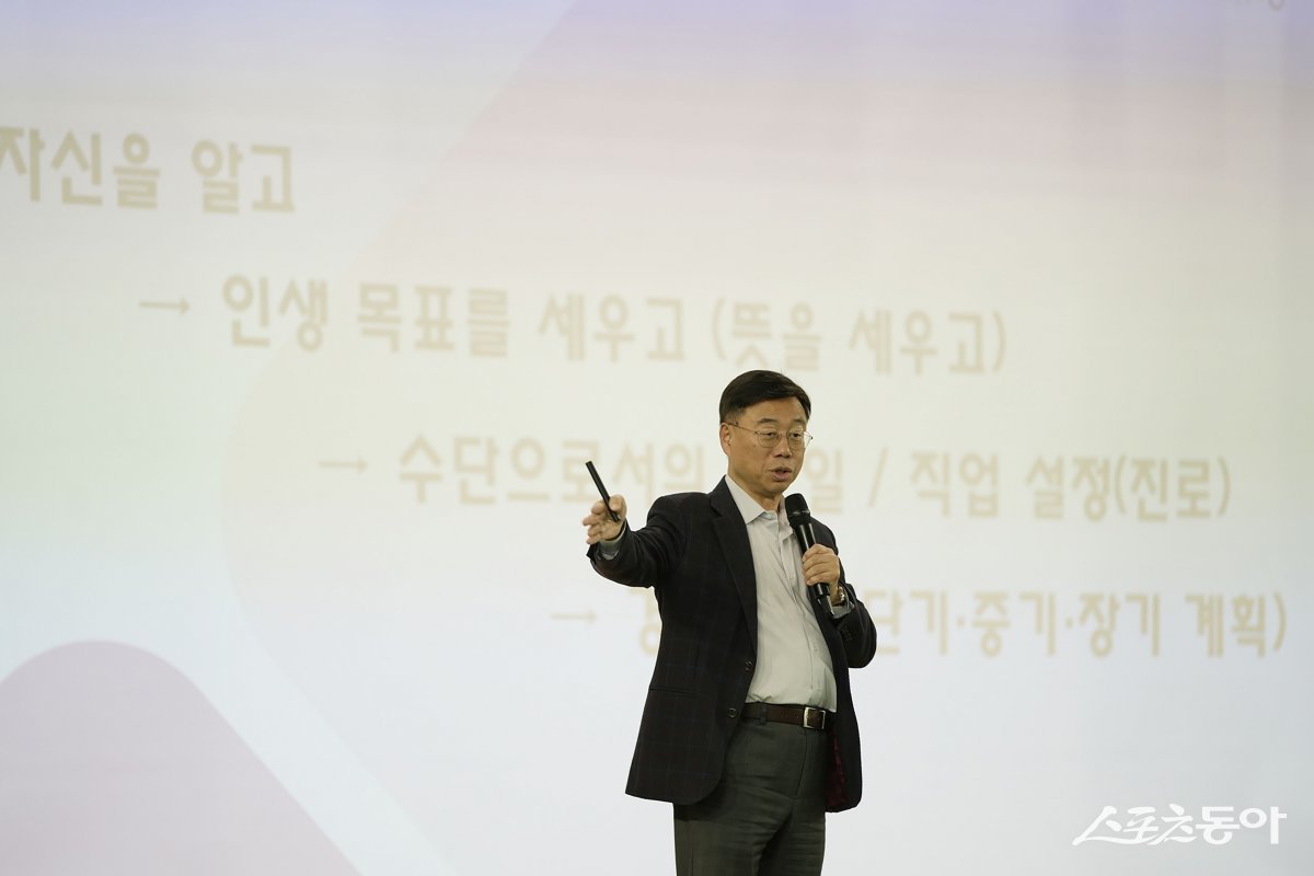 신상진 시장이 12일 오후 2시 분당구 판교동 낙생고등학교에서 ‘꿈과 미래를 위한 열정과 도전’을 주제로 한 진로 특강을 하고 있다. 사진제공ㅣ성남시