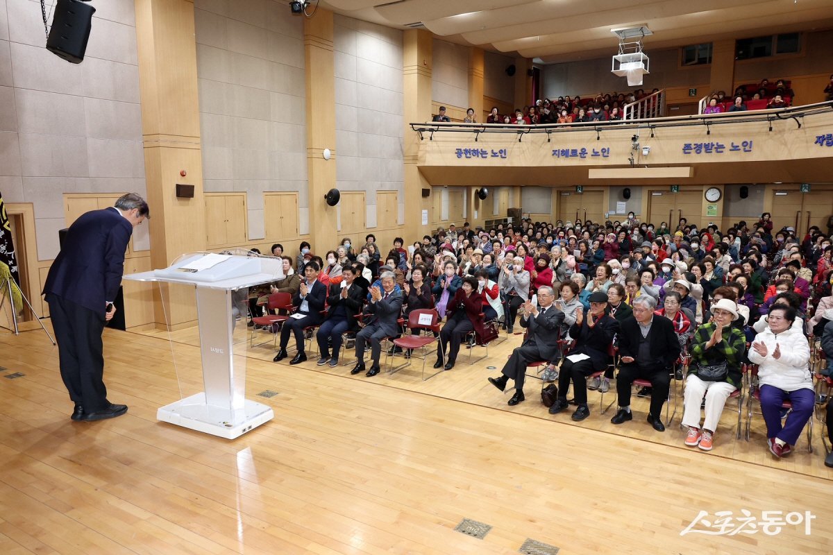 덕양노인대학 제33기 신입생 입학식 에서 인사하고 있는 이동환 고양특례시장.  사진제공ㅣ고양시