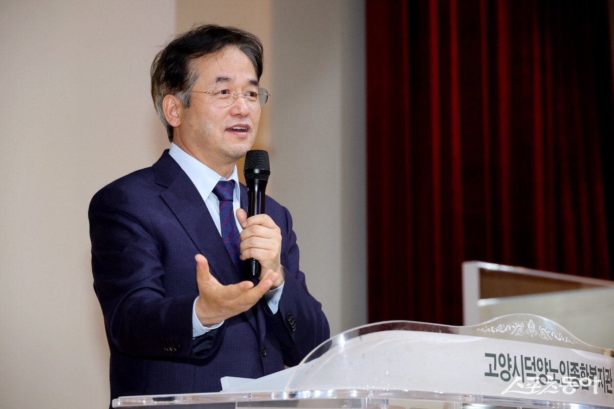 덕양노인대학 제33기 신입생 입학식에서 인사말 중인 이동환 고양특례시장.  사진제공ㅣ고양시