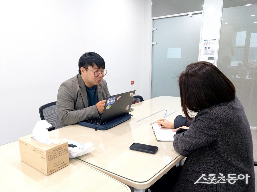 유호준 경기도의회 의원(남양주 다산‧양정)이 지난 3월 10일 경기도의회에서 경기주택도시공사(GH) 관계자를 만나 임대주택 관리업체의 책임 강화를 위한 주민들의 제안을 전달했다. 사진제공|경기도의회