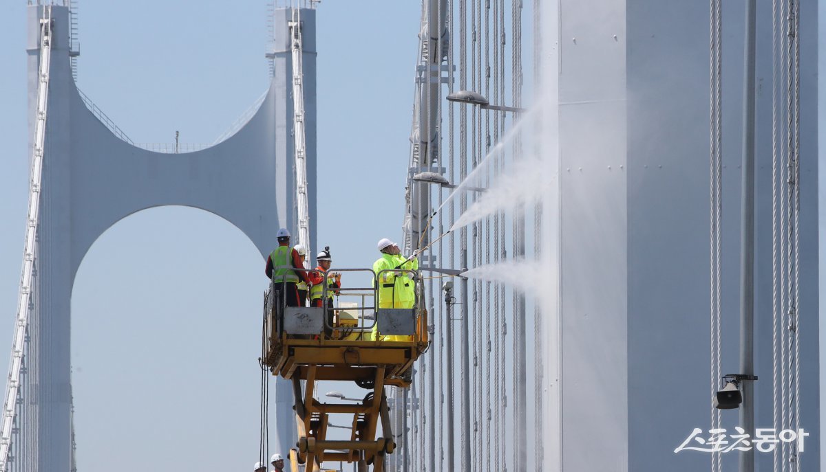 광안대교 물청소 모습. (사진제공=부산시설공단)