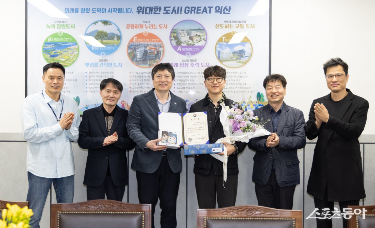 익산시가 최근 제13회 국민권익의 날 기념 유공 수상기관으로 선정돼 표창을 수상했다. 사진제공=익산시