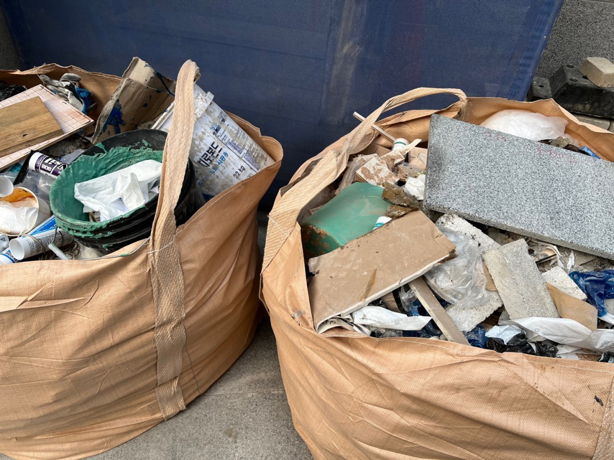 서울시 구로구 신축 오피스텔 센텀포레스트 건설공사 현장에서 건축 폐기물을 불법으로 배출하고 있다.