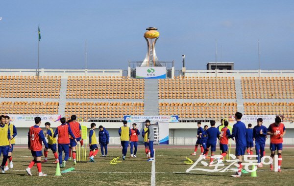 상주시민운동장서 대한민국 U-17 축구 국가대표팀 백기태 감독이 선수들을 지도하고 있다. 사진제공 ㅣ 상주시