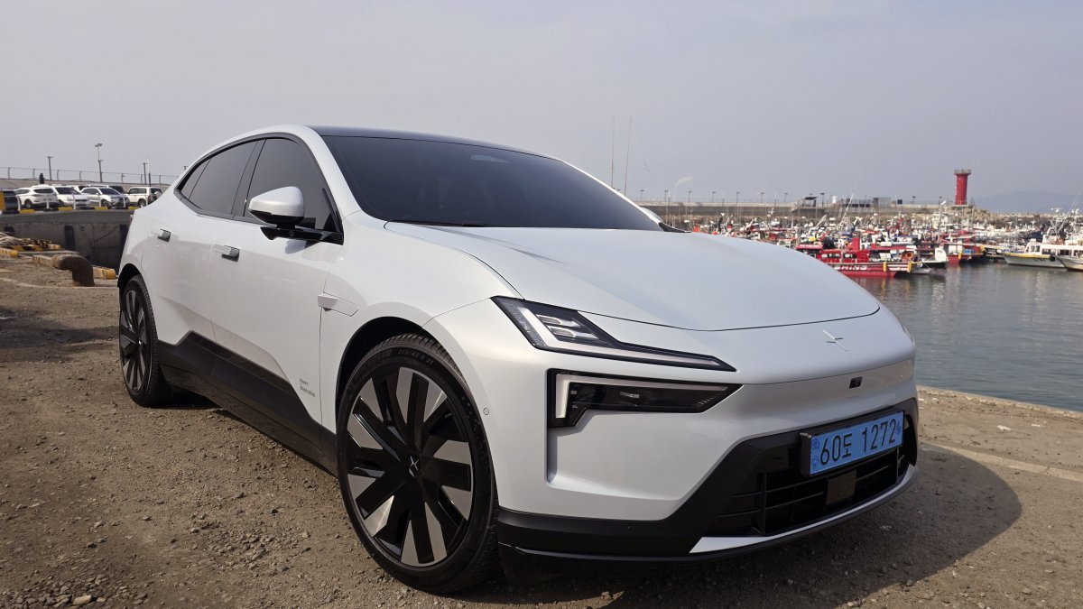 폴스타 4는 SUV와 쿠페의 장점을 결합한 혁신적인 전기 퍼포먼스 SUV다. 후방 카메라를 활용한 독창적 디자인이 특징이며, 제로백 3.8초의 슈퍼카 수준의 강력한 성능을 갖추고 있다. 원성열 기자 sereno@donga.com