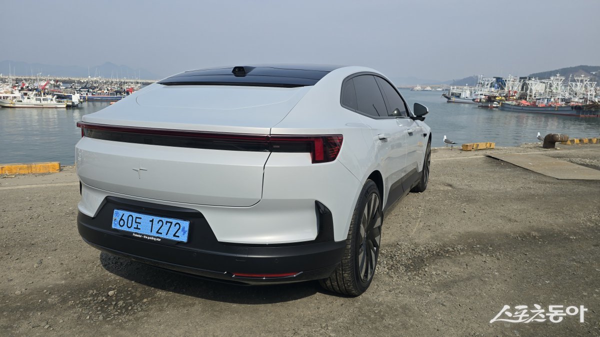 후방 유리를 없애고 카메라를 적용해 시야를 확보한 폴스타 4 후면 디자인. 원성열 기자 sereno@donga.com