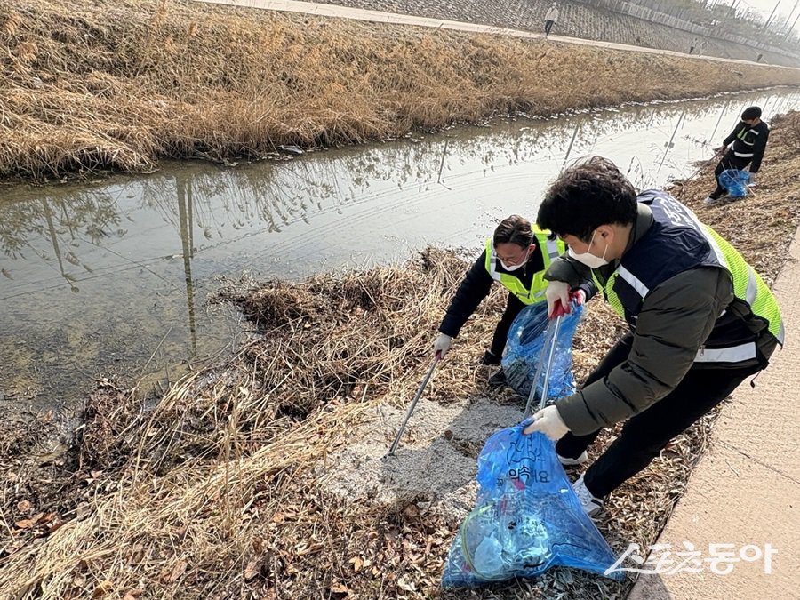 시흥시(시장 임병택)는 지난 3월 13일 시흥천에서 ‘도심지 하천 정화의 날’ 캠페인을 개최했다. 사진제공|시흥시청