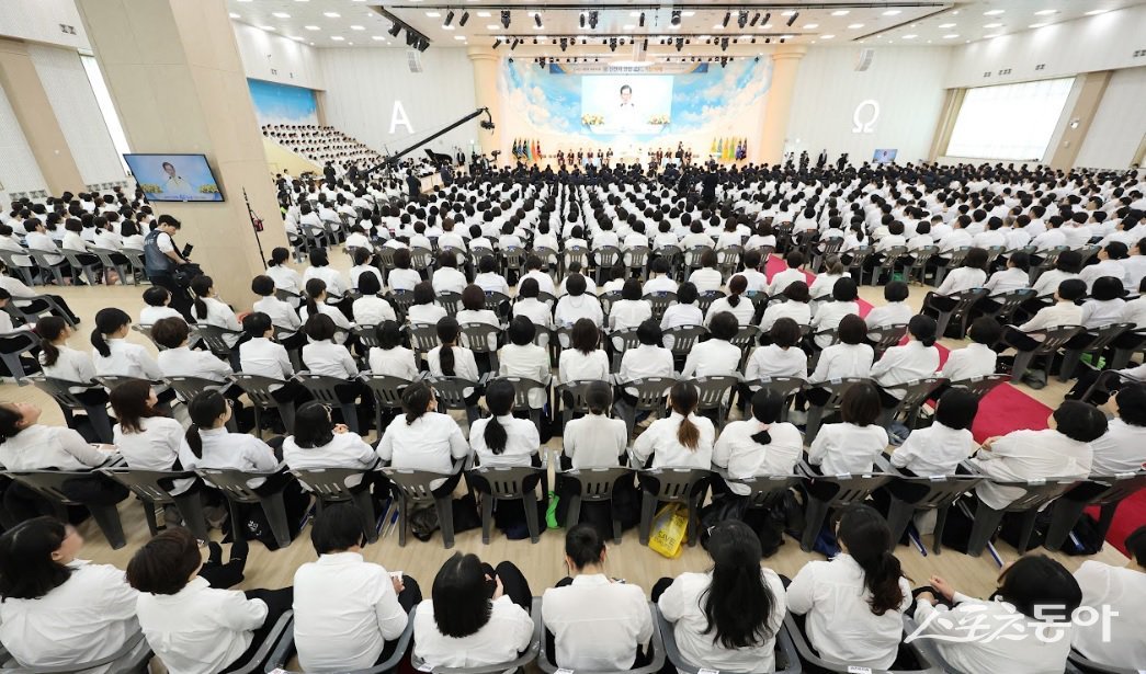 14일 신천지 청주교회에서 창립 41주년 기념 예배가 열린 가운데 성도들이 예배 말씀을 듣고 있다. (사진제공=신천지예수교회)