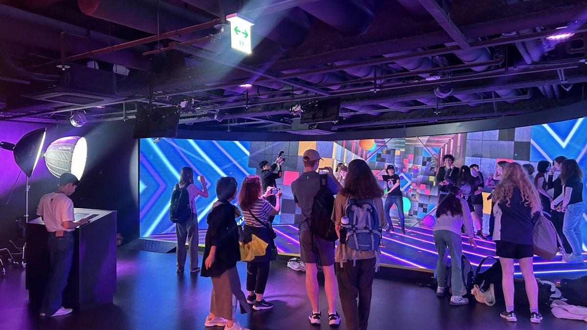 서울 청계천 한국관광홍보관 ‘하이커 그라운드’를 찾은 외국인 관광객들이 K-팝 댄스를 즐기고 있다 사진제공|한국관광공사