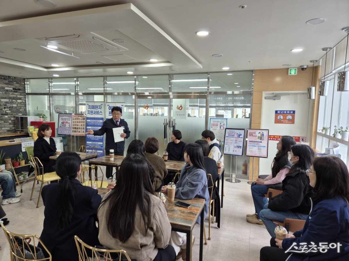 공한수 서구청장이 지난 13일 서구 치매안심센터를 방문해 현장에서 근무하는 직원들을 격려하고, 치매 예방 및 관리 서비스 운영 현황을 점검하고 있다. (사진제공=부산 서구청)