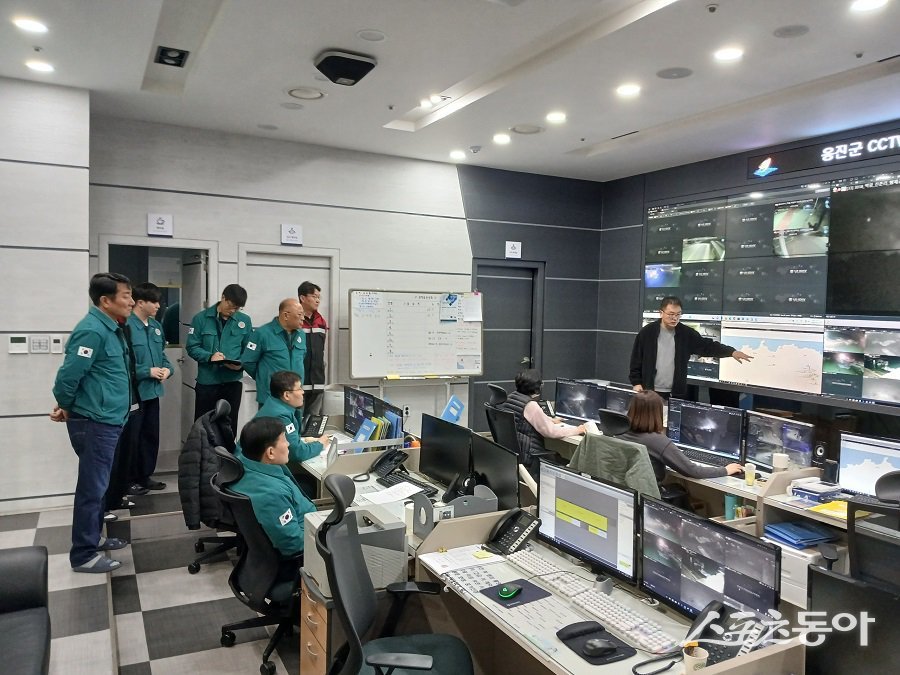 문경복 옹진군수는 23시 30분경 군청 재난상황실로 긴급 출동해 산불현장을 직접 확인하며 지휘를 맡았다. 사진제공｜옹진군청