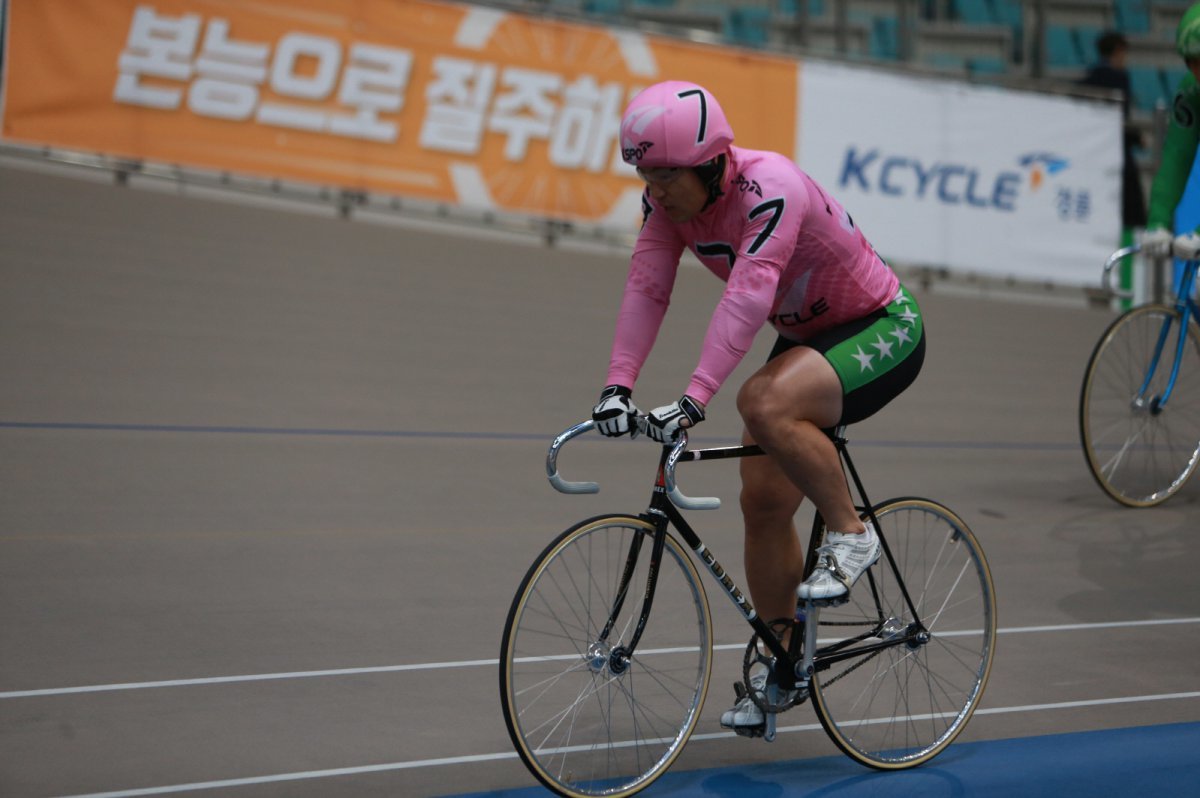 4년에 가까운 백혈병 투병 과정을 이겨내고 다시 트랙에 나서는 장보규 선수의 400승 달성 당시 모습. 2018년 역대 2번째 400승, 최초 선행 300승에 성공한 경륜 레전드급 선수이다 사진제공 |국민체육진흥공단