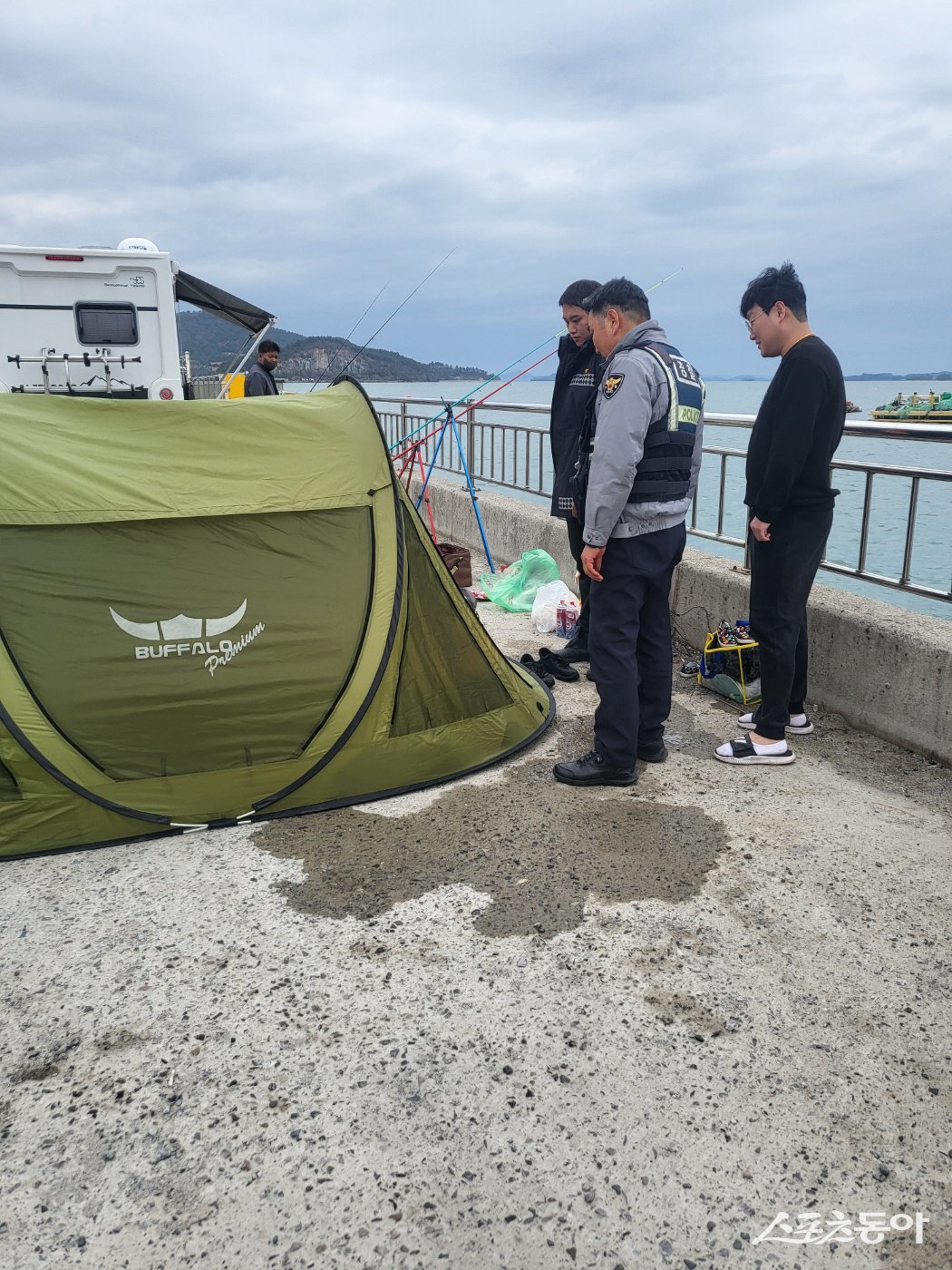 지난 15일 오후 2시 40분경 한빛원자력본부 직원이 전남 무안군 톱머리해수욕장에 빠진 4살 아이와 아버지를 구조한 모습. 독자제공