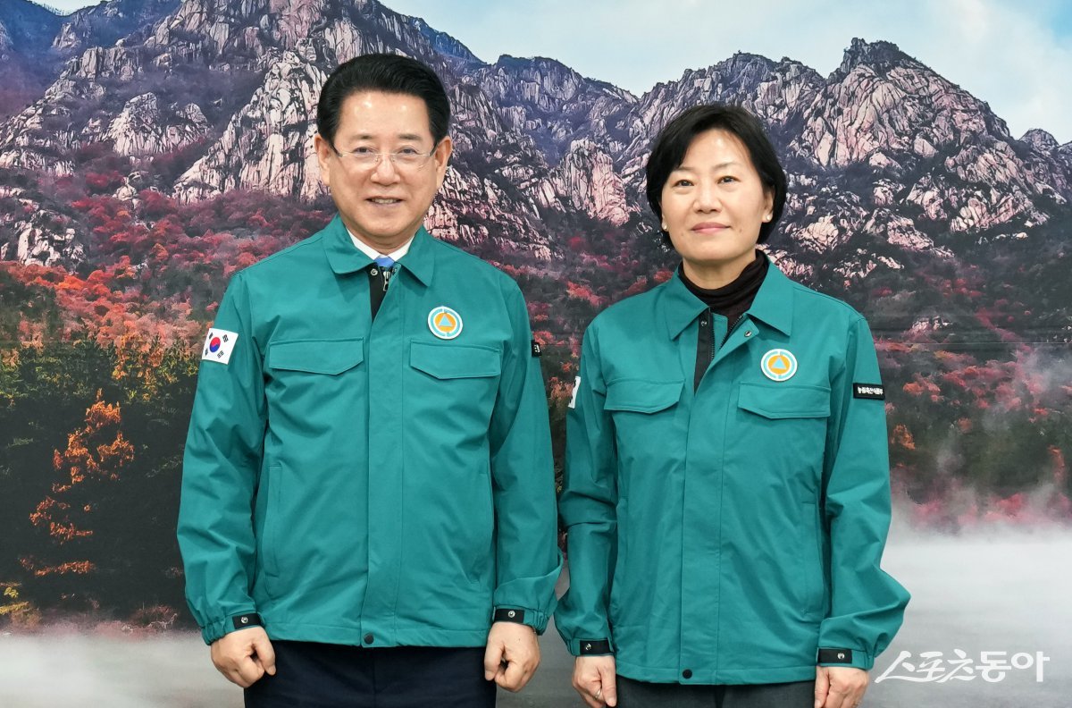 김영록 전라남도지사가 17일 도청 접견실에서 송미령 농림축산식품부 장관을 만나 구제역 방역 특교세 지원을 건의했다. 사진제공=전남도