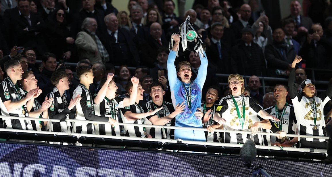 뉴캐슬 선수들이 17일(한국시간) 런던 웸블리 스타디움에서 열린 리버풀과 2024~2025시즌 카라바오컵 결승에서 2-1로 이겨 우승을 확정한 뒤 시상식에서 기쁨을 만끽하고 있다. 사진출처|뉴캐슬 홈페이지