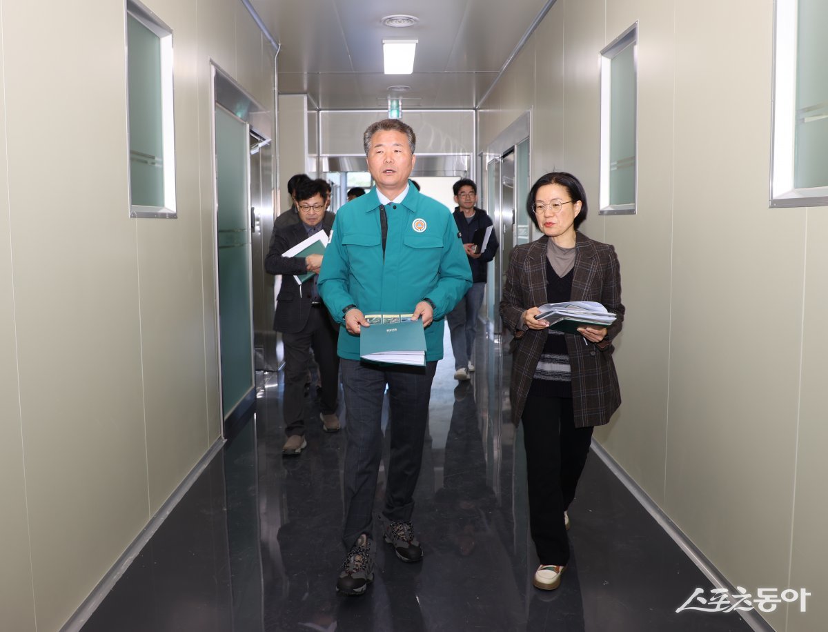 주영환 진안부군수가 최근 군 주요 현지 사업장을 방문해 추진상황을 점검하고 있는 모습. 사진제공=진안군