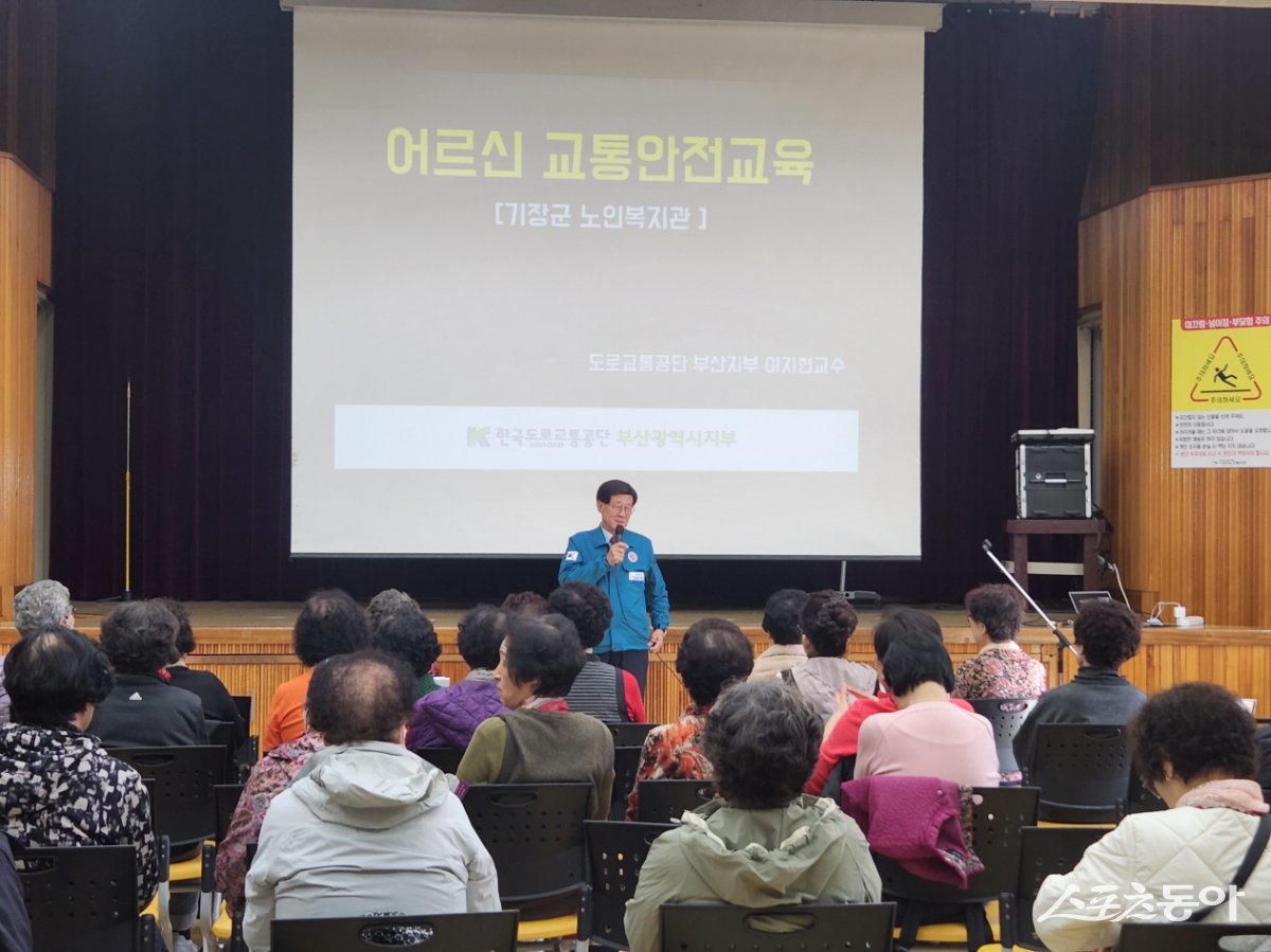 지난해 노인복지관에서 시행한 교통안전교육에서 정종복 군수가 어르신들에게 안전수칙 준수를 당부하고 있다. (사진제공=기장군)
