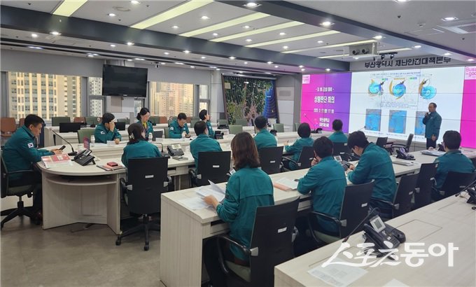 지난 17일 시청 재난안전대책본부에서 시 시민안전실장 주재로  열린관계기관 합동 상황판단회의 모습. (사진제공=부산시)