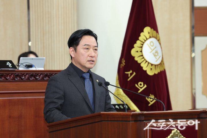 질의하는 고양시의회 이철조 의원. 사진제공ㅣ고양시의회