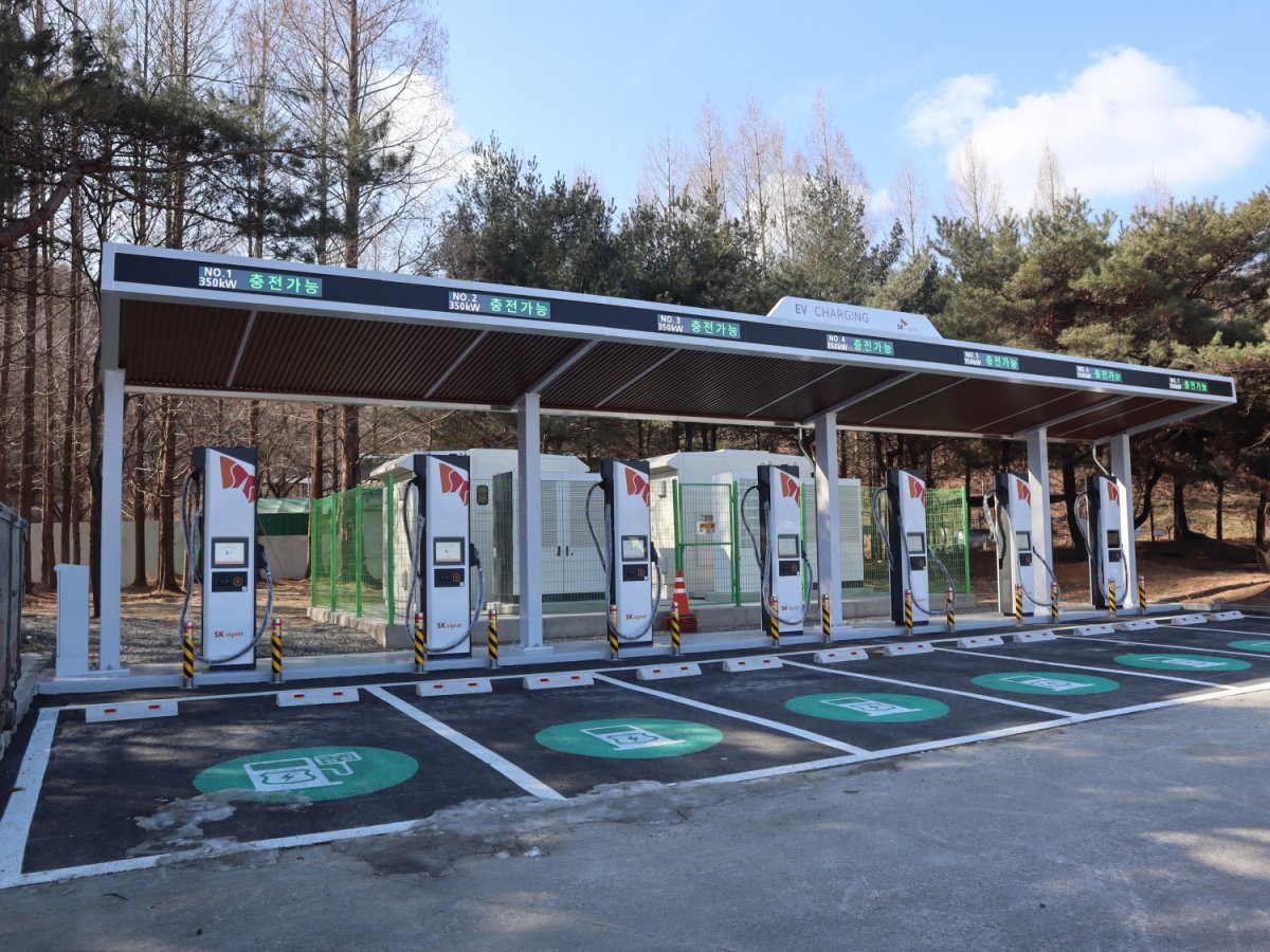 충청북도 옥천군 옥천휴게소(서울 방향 및 부산 방향)에 오픈한 SK시그넷 전기차 충전소  사진제공｜ SK시그넷
