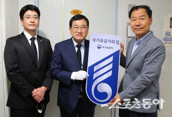 주낙영 경주시장(가운데)이 국가유공자 문패 달아주기 행사에 참여하고 있다. 사진제공 ㅣ 경주시