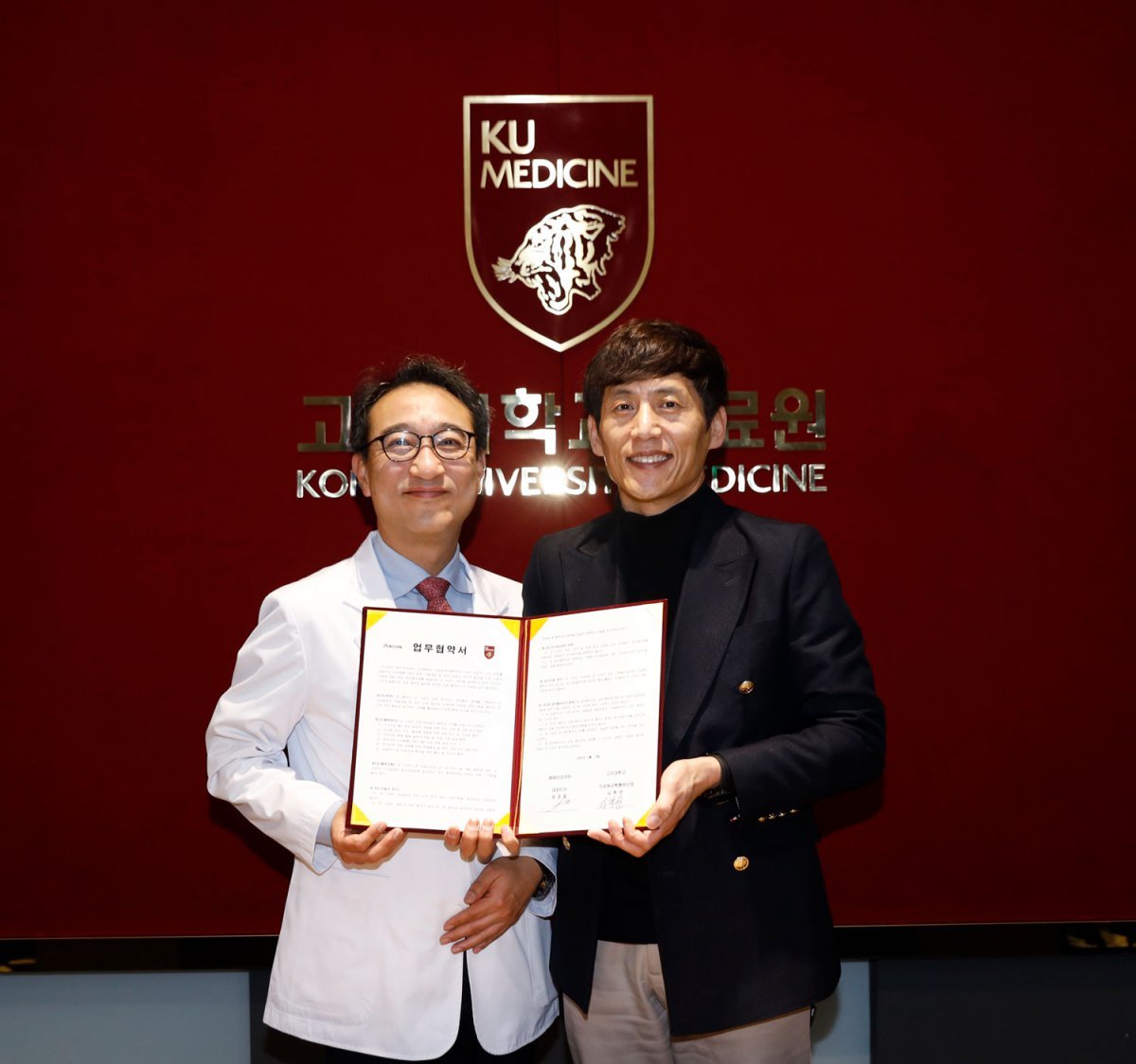 김학준 고려대 의료원산학협력단장(왼쪽)과 정경호 에이닷큐어 대표이사 사진제공|고려대의료원