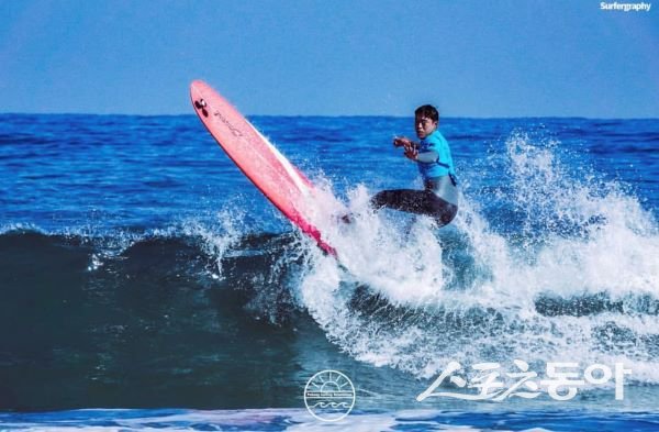 지난 2023년 포항메이어스컵 서핑 대회서 서핑을 하고 있는 선수의 모습. 사진제공｜포항시
