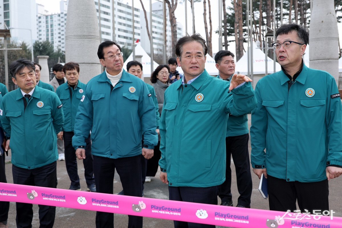 대형 공연 현장 로드체킹을 하며 안전 점검 중인 이동환 고양특례시장(앞줄 오른쪽 두번째) 사진제공ㅣ고양시