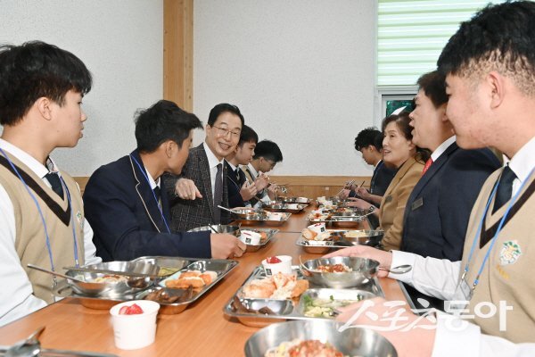 임종식 경북교육감이 글로벌 인재 육성을 위한 소통의 자리를 하고 있다. 사진제공 ㅣ 경북교육청