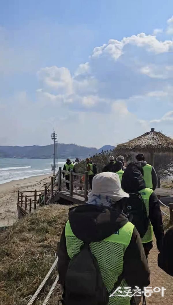 18일 호미반도 해안 둘레길을 걷고 있는 사람들. 사진제공|포항시