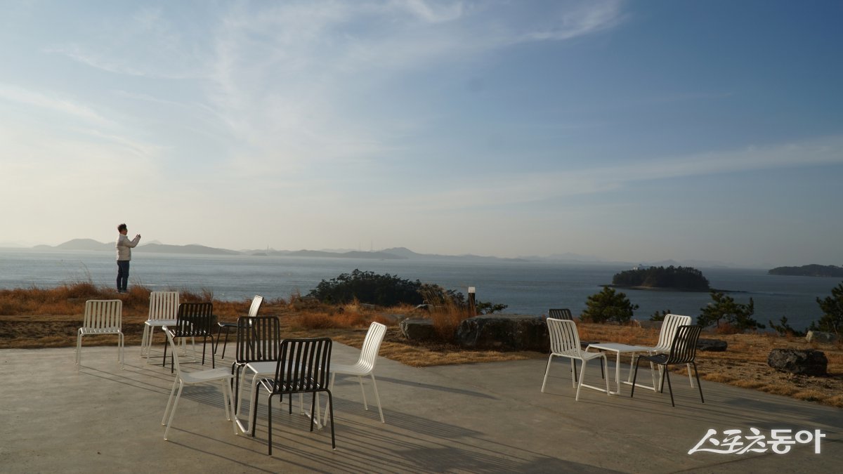 해남 오시아노 관광단지에 새로 문을 연 ‘해남126호텔’에서 바라본 남도 다도해. 인근 바다의 고도와 닭섬이 보이고 수평선에 걸쳐 장산도와 자라도의 모습도 보인다           해남｜김재범 기자 oldfield@donga.com