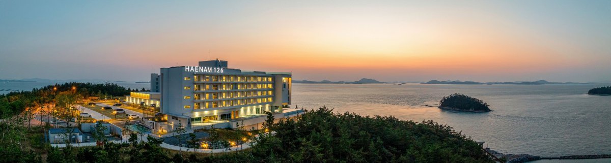 오시아노 관광단지에 문을 연 ‘해남126호텔’ 전경. 120실 규모로 전 객실이 다도해 전망의 오션뷰다   사진제공｜한국관광공사