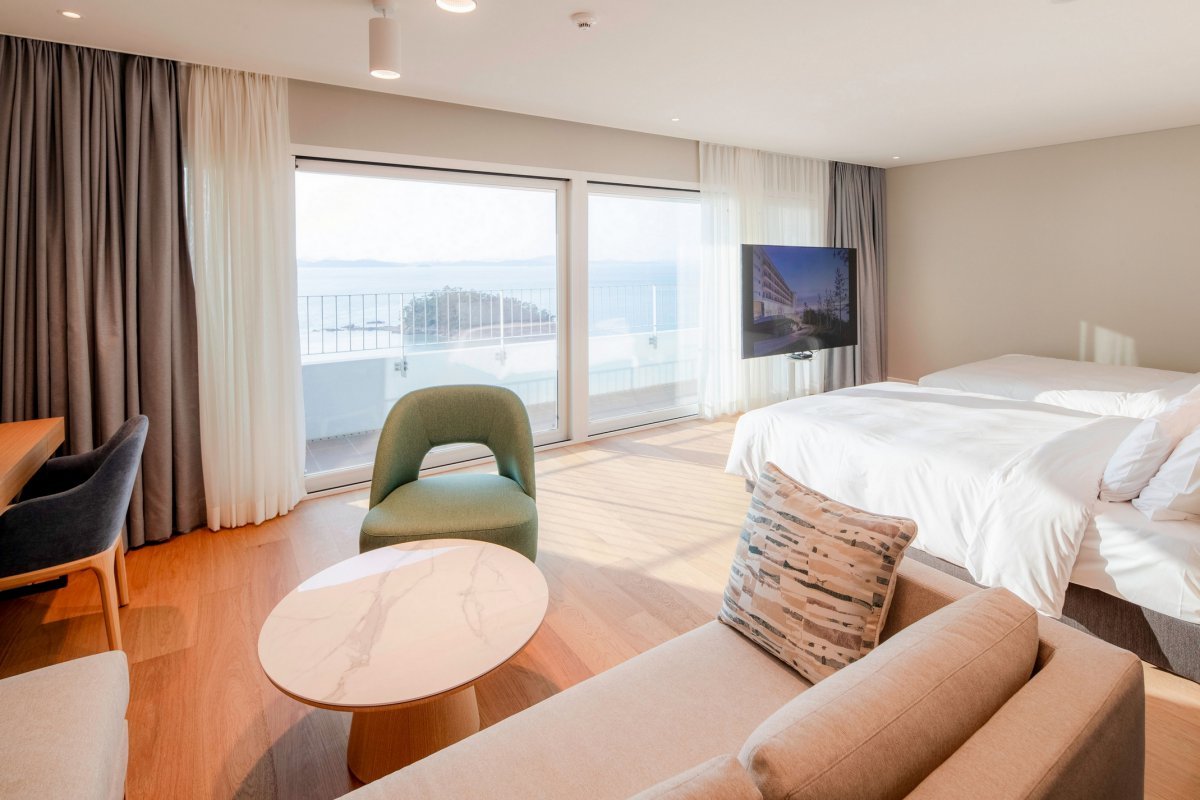 오시아노 ‘해남126호텔’의 패밀리 코너스위트. 창밖으로 해남 앞 다도해 바다가 보인다    사진제공 ｜한국관광공사